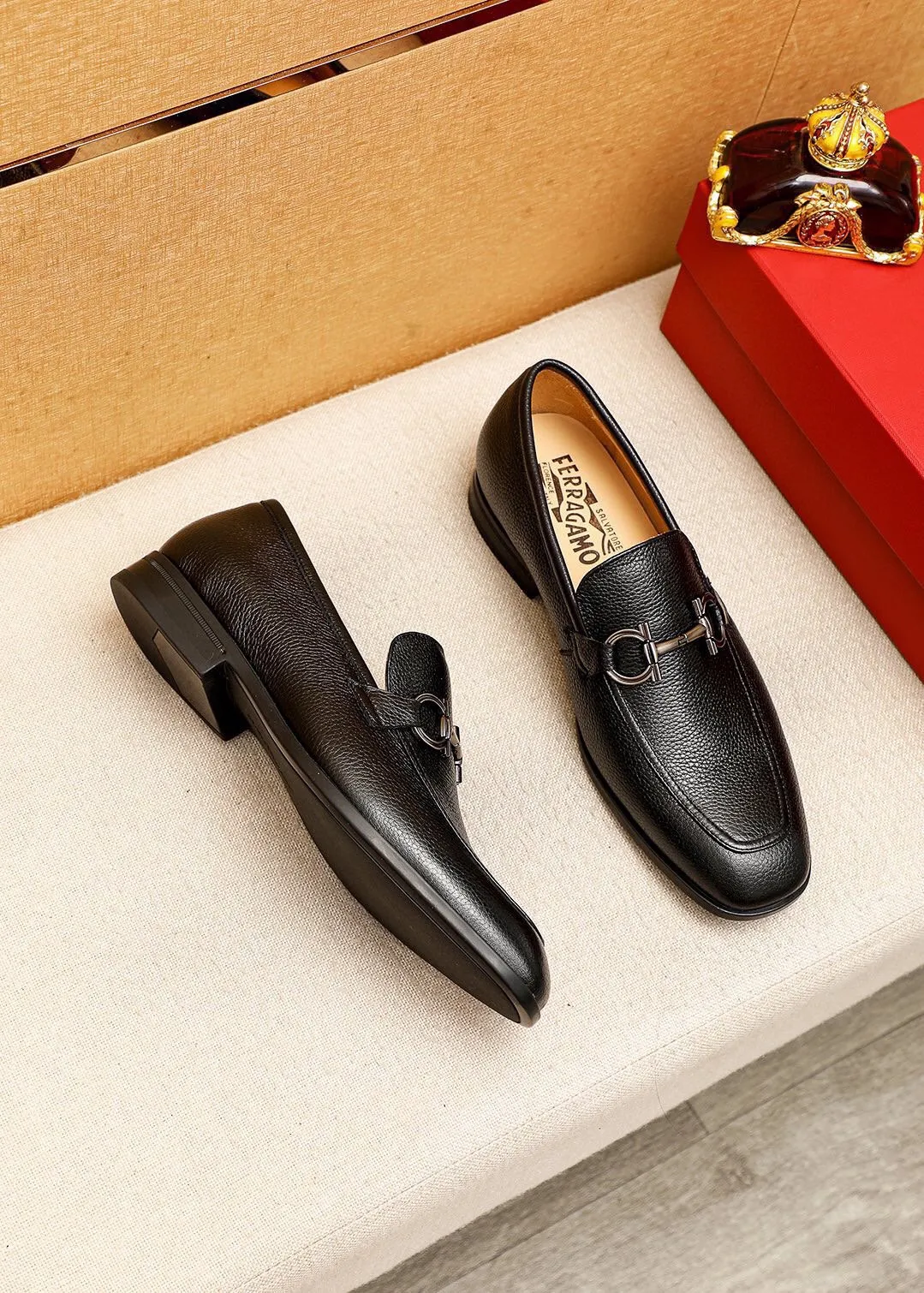 Men's shoes 💰480 💐 Product trademark: Ferragamo "Ferragamo" casual leather shoes Regular size: 38-44 (45🉑️customized) Product materials: Selected imported first-layer pebbled cowhide leather upper + luxury hardware buckle, imported water-dyed cow leather lining. Strong three-dimensional visual effect, original rubber outsole Color: 3⃣️seed leather materials available
